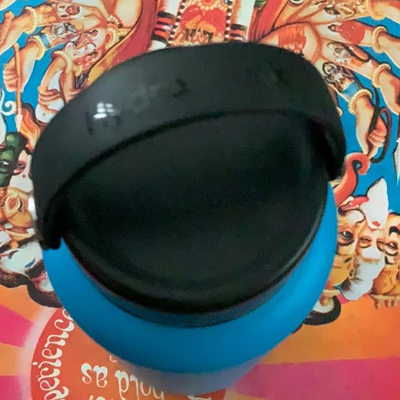 Hydro Flask 32 oz thermos tumbler. Bright blue. - Picture 4 of 6